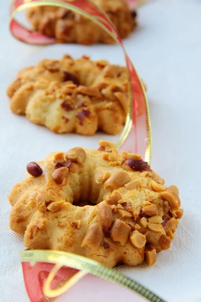Biscoitos Com Amendoim Com Uma Fita Colorida Mesa — Fotografia de Stock