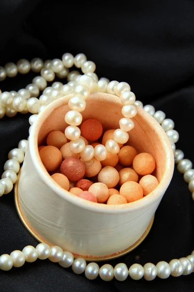Perle Blanche Avec Poudre Dans Une Boîte Sur Une Soie — Photo