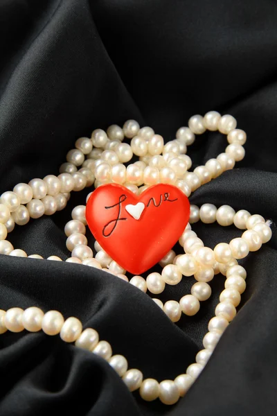 Pérola Branca Com Corações Vermelhos Seda Preta — Fotografia de Stock