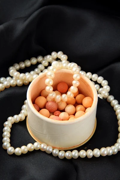 Bílá perla s práškem v krabici — Stock fotografie