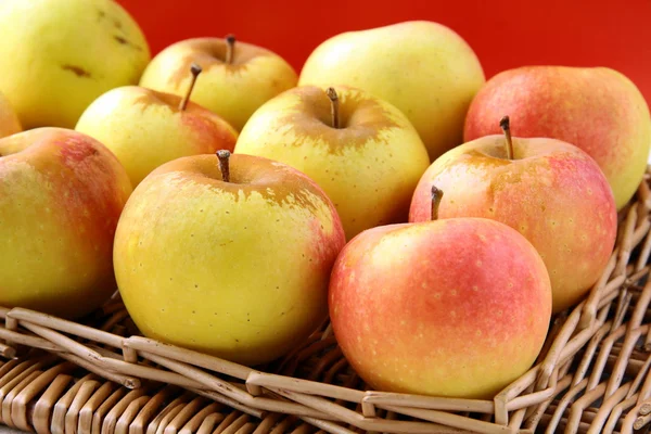 Gele rijp appelen met een lint — Stockfoto