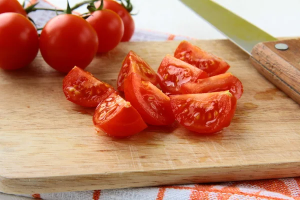 Verse Rode Gesneden Tomaten Een Houten Bord — Stockfoto
