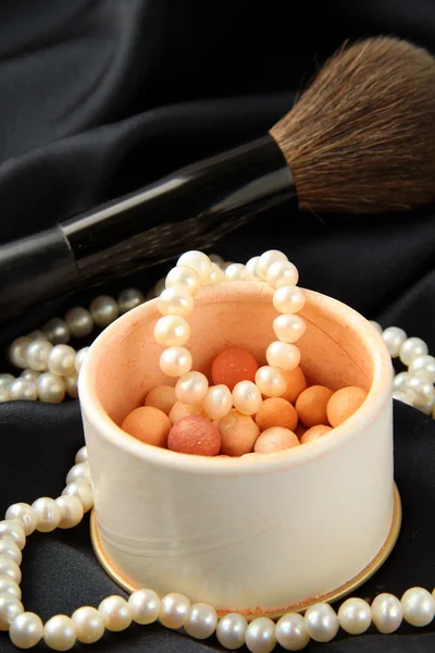 Perla Blanca Con Polvo Una Caja Sobre Seda Negra — Foto de Stock