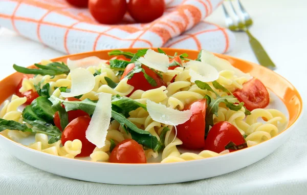 Těstovinový salát s rajčaty a rukolou — Stock fotografie