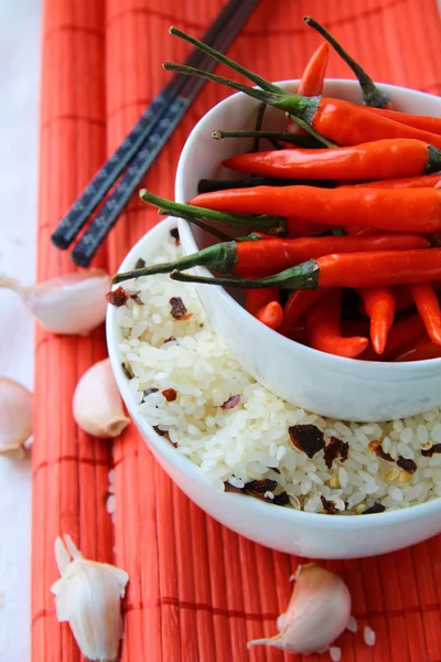 Miski niegotowane ryżu i papryka chili — Zdjęcie stockowe
