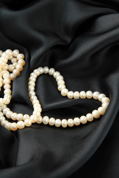 Perla Bílá Srdíčky Černém Hedvábí — Stock fotografie