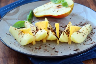 taze armut peyniri ve çikolata bir tabak meze