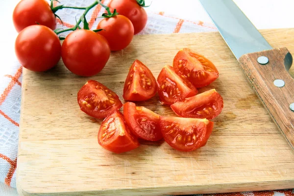 Tomates em fatias vermelhas frescas — Fotografia de Stock