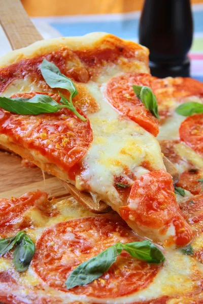 Margaritta Pizza Mit Tomaten Und Basilikum Auf Dem Brett — Stockfoto