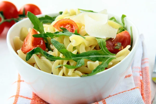 Pasta salad with tomatoes and arugula — Stock Photo, Image