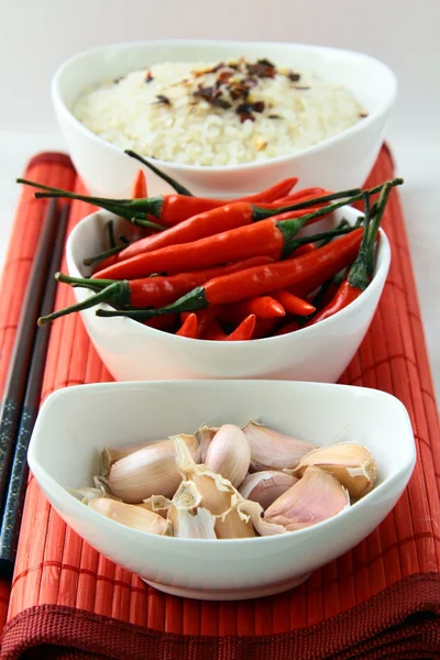 Schalen Mit Ungekochtem Reis Und Chilischoten Asiatisches Stillleben — Stockfoto