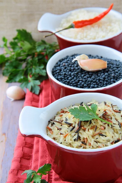 Schalen mit ungekochtem Reis und Chilischoten — Stockfoto