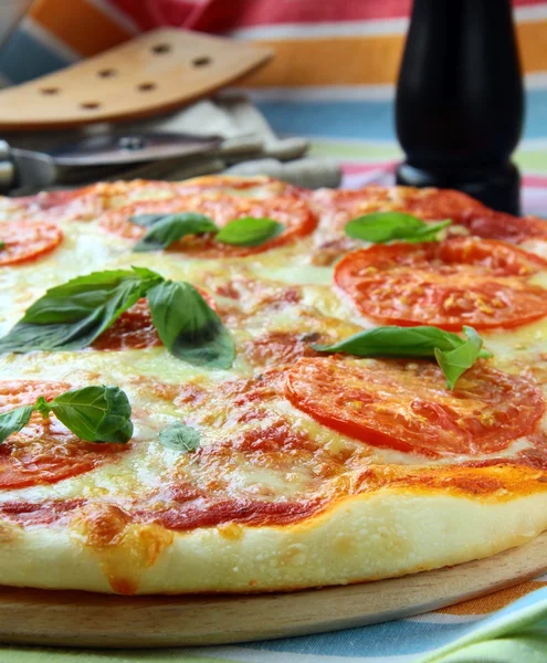 Pizza Margarita com tomate e queijo manjericão — Fotografia de Stock