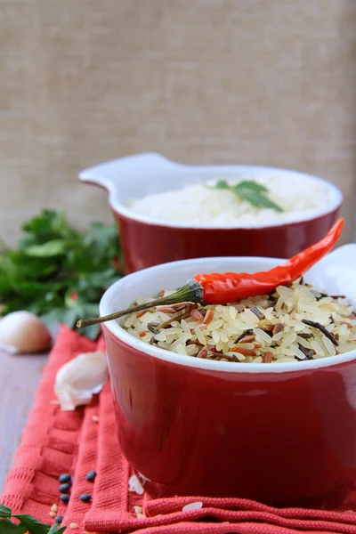 未经烹煮米饭和辣椒亚洲静物的碗 — 图库照片