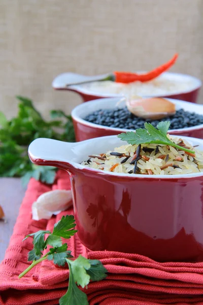 요리 하지 않은 쌀과 칠리 페 퍼의 그릇 — 스톡 사진