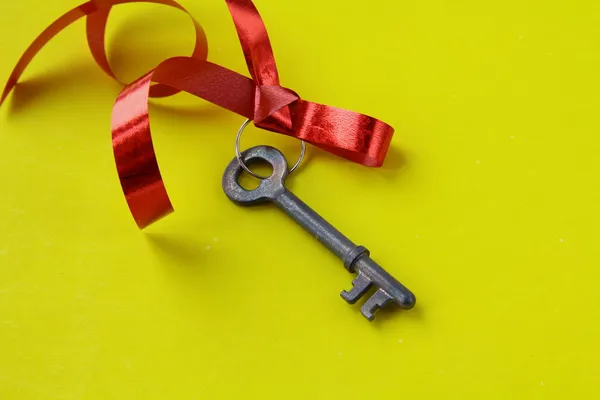 Régi kulcs-val egy piros szalag — Stock Fotó
