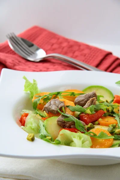 Salade Aux Légumes Viande Grillée Dans Une Assiette — Photo