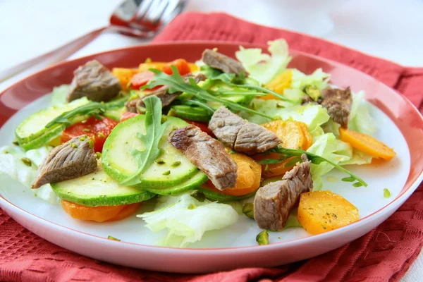 Salata sebze ve et ızgara — Stok fotoğraf
