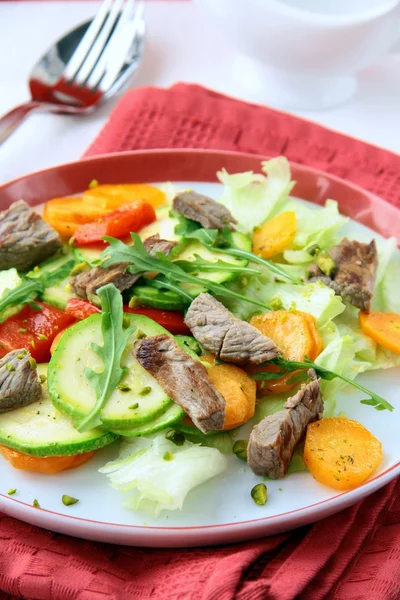 Ensalada con verduras y carne a la parrilla —  Fotos de Stock