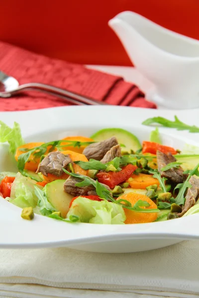 Grilovaný salát se zeleninou a masem — Stock fotografie