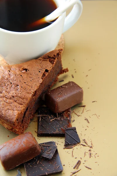一杯のコーヒーとチョコレート ケーキ — ストック写真