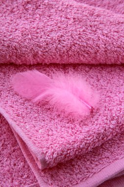 pembe featherl spa konsepti ile pembe havlu