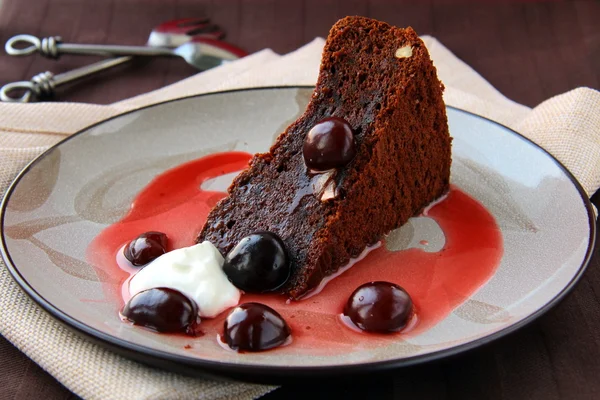 Κέικ Σοκολάτας Πάγωμα Και Κεράσι Σάλτσα — Φωτογραφία Αρχείου