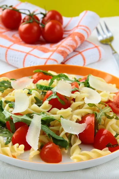 Ensalada de pasta con tomates y rúcula — Foto de Stock