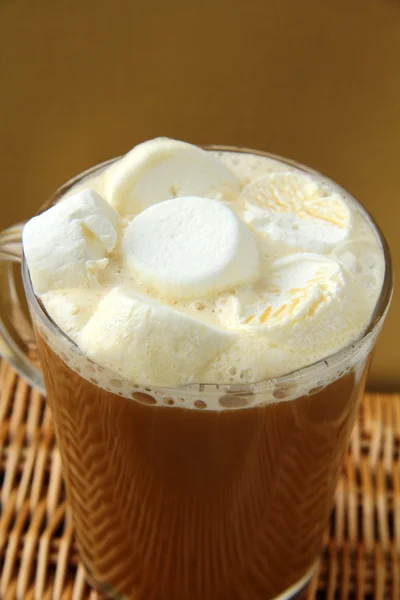 Καφέ Marshmallows Μεγάλο Ποτήρι Ζέσεως Χρυσό Φόντο — Φωτογραφία Αρχείου