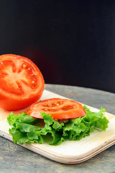 Färska Röda Skivade Tomater Planka — Stockfoto