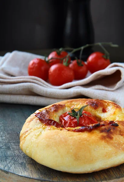 Italienska Focaccia Bröd Med Tomat Och Ost Styrelsen — Stockfoto