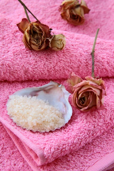 粉红色毛巾与玫瑰水疗概念 — 图库照片