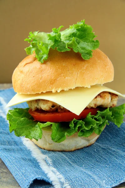 Cheesburger se sýrem a rajčaty — Stock fotografie
