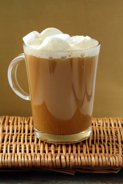 Kaffee Mit Marshmallows Großen Glasbecher Auf Goldenem Hintergrund — Stockfoto