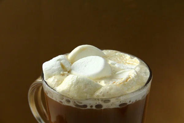 Koffie met marshmallows in grote glazen bekerglas — Stockfoto