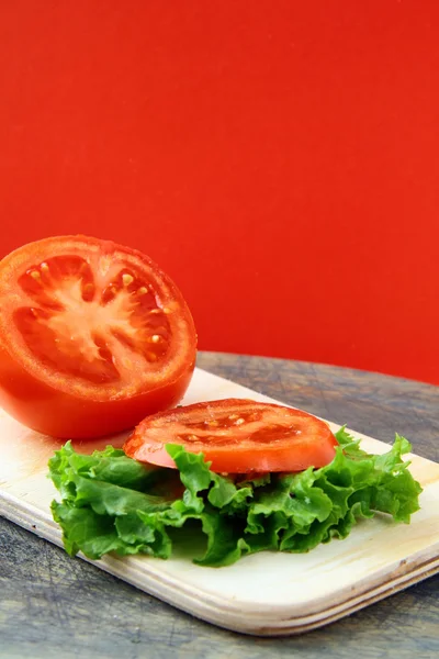 Färska Röda Skivade Tomater Planka — Stockfoto