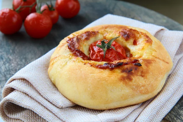 Pão Focaccia italiano com tomate e queijo — Fotografia de Stock