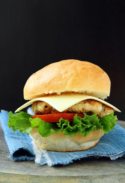 Cheeseburger Met Kaas Tomaten Een Stijlvolle Denim Servetten — Stockfoto