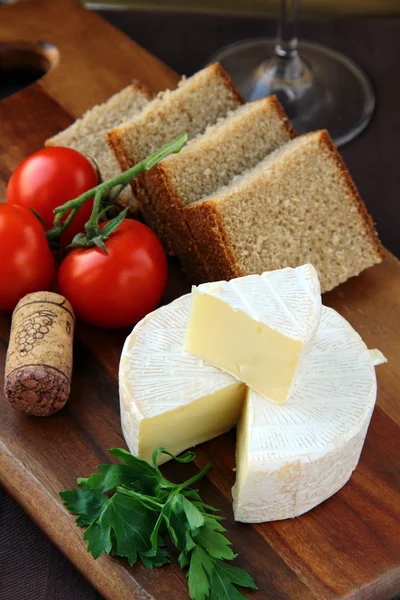 Delicatessen soft cheese with bread, tomatoes — Stock Photo, Image