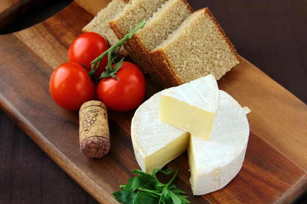 Feinkost Weichkäse Mit Brot Tomaten Picknick Konzept — Stockfoto