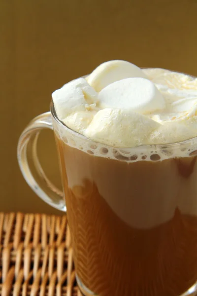 Káva Marshmallows Velké Skleněné Kádinky Zlaté Pozadí — Stock fotografie