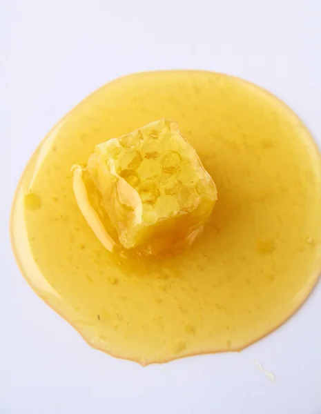 Miel goteando de un tarro de miel de madera —  Fotos de Stock