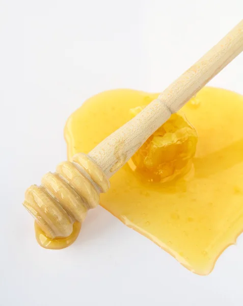 Μέλι Στάζει Από Ένα Μέλι Ξύλινη Κουτάλα Άσπρο Φόντο — Φωτογραφία Αρχείου