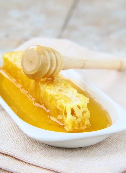 Miel dégoulinant d'une trempette au miel en bois — Photo