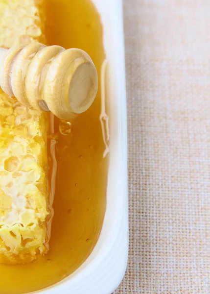 Μέλι Στάζει Από Ένα Μέλι Ξύλινη Κουτάλα Άσπρο Φόντο — Φωτογραφία Αρχείου