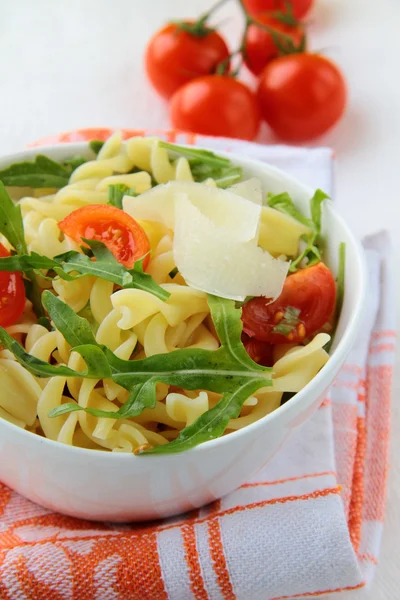 Těstovinový Salát Rajčaty Rukolou Italském Stylu — Stock fotografie