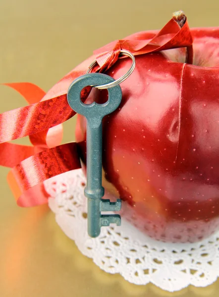 Красное спелое яблоко с ключом — стоковое фото