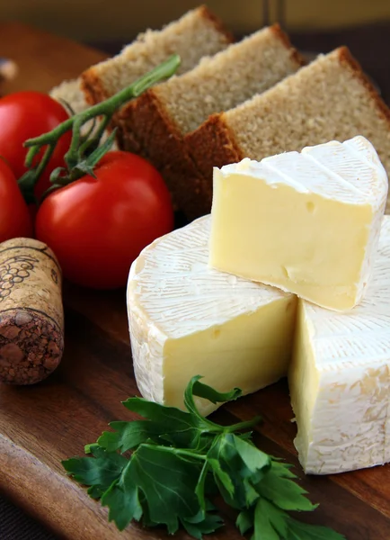 トマト ピクニック概念とデリカテッセンの柔らかいチーズ — ストック写真