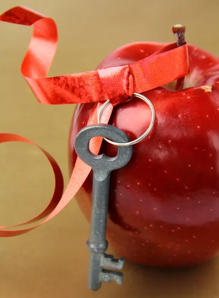 Rode rijpe appel met een sleutel — Stockfoto