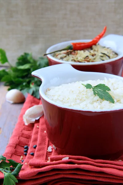 Cuencos de arroz sin cocer y chiles — Foto de Stock